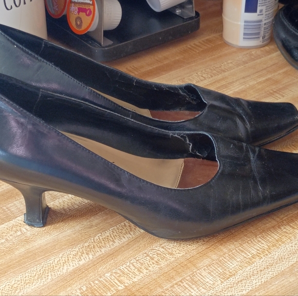 Liz Claiborne Classic Black Heels - Picture 3 of 5